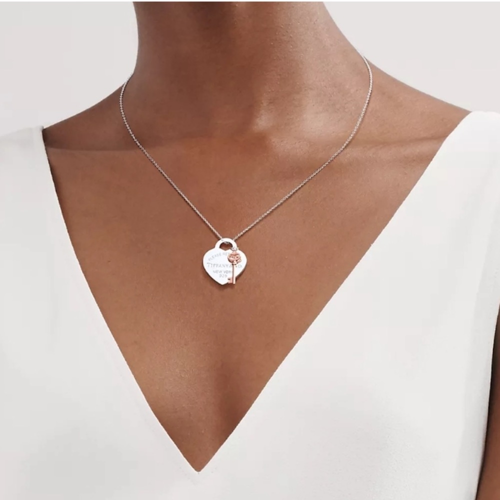 Return to Tiffany®Heart Tag Key Pendantin Silver and Rubedo® Metal, Medium - Picture 2 of 11